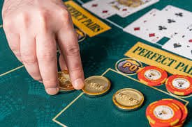 Antarmuka platform 6d hk menampilkan kategori sportsbook, live dealer, slot, dan esports